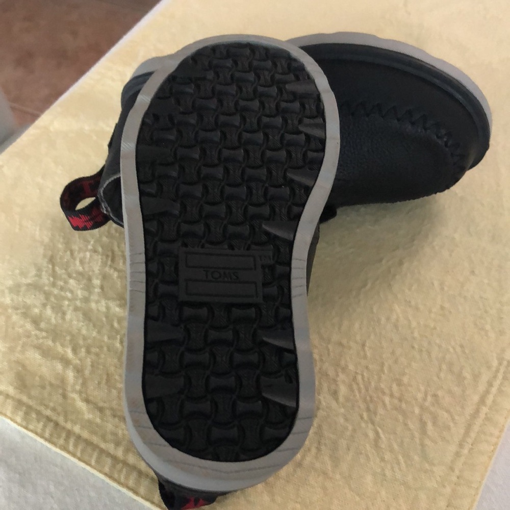 TOMS TODDLERS LEATHER CHUKKA BOOTS - Picture 5 of 8